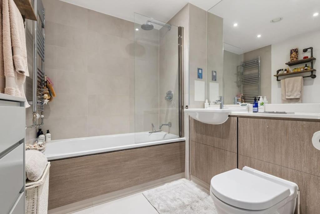Leilighet Modern New 1-bedroom Stunning Views London