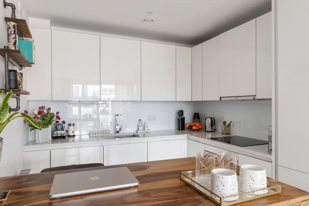 Leilighet Modern New 1-bedroom Stunning Views London