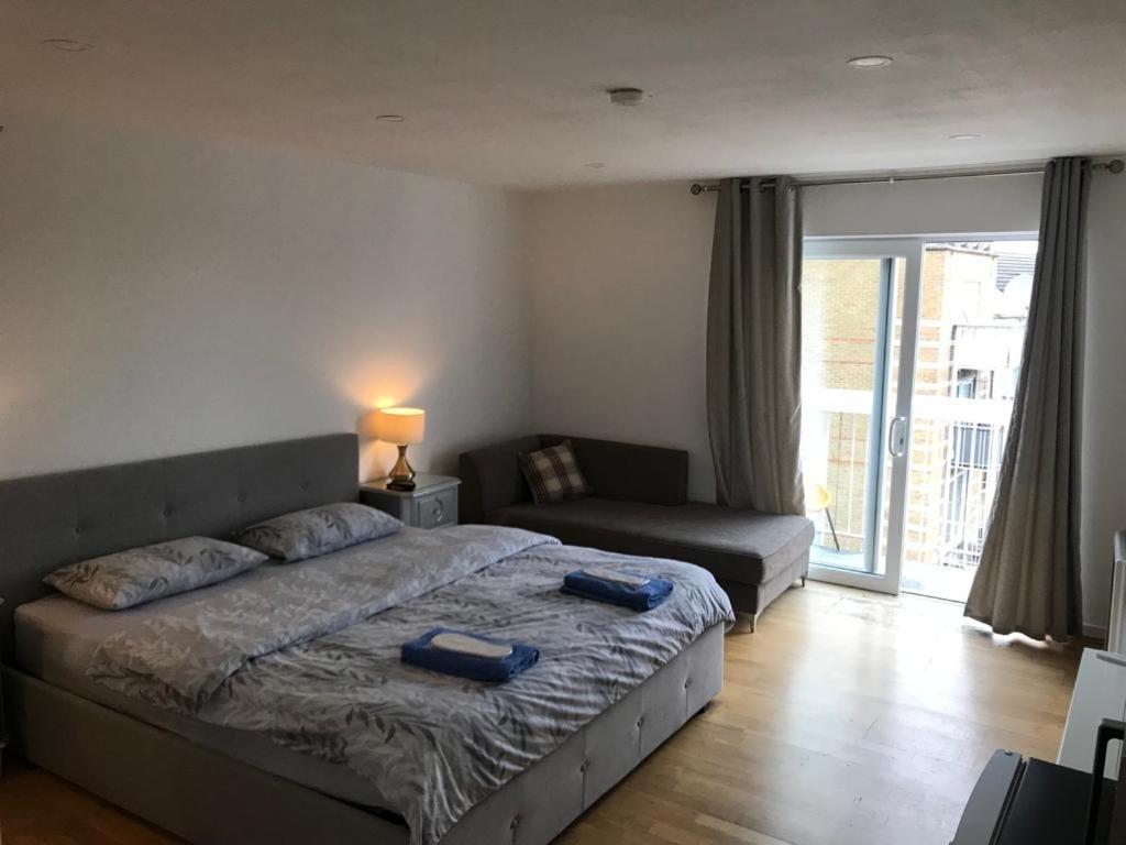En-suite With A Superking Size Bed And Balcony Londra