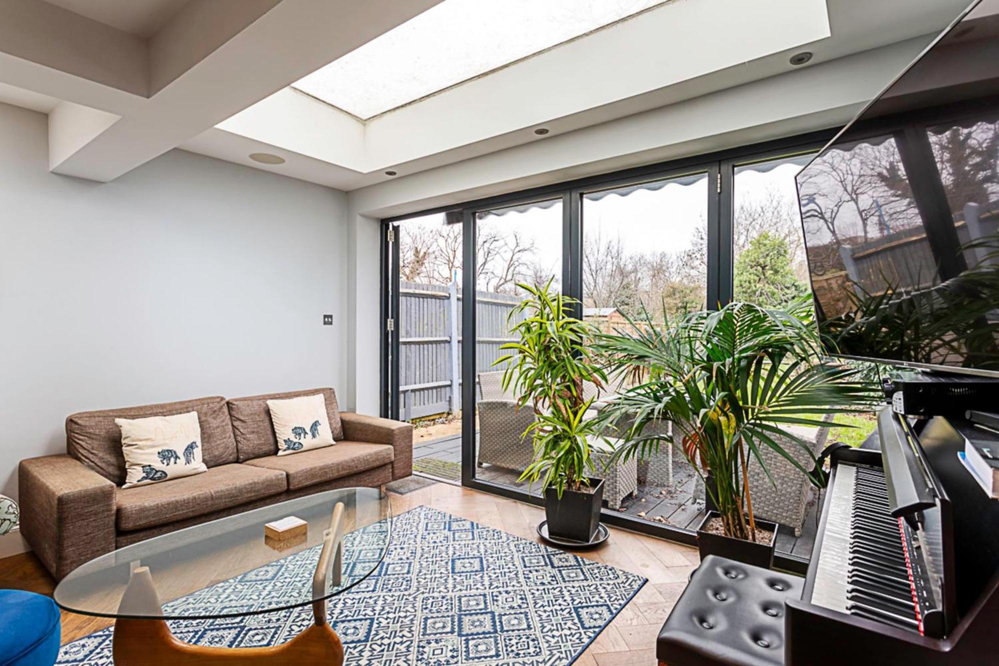 Modern And Spacious Colliers Wood London