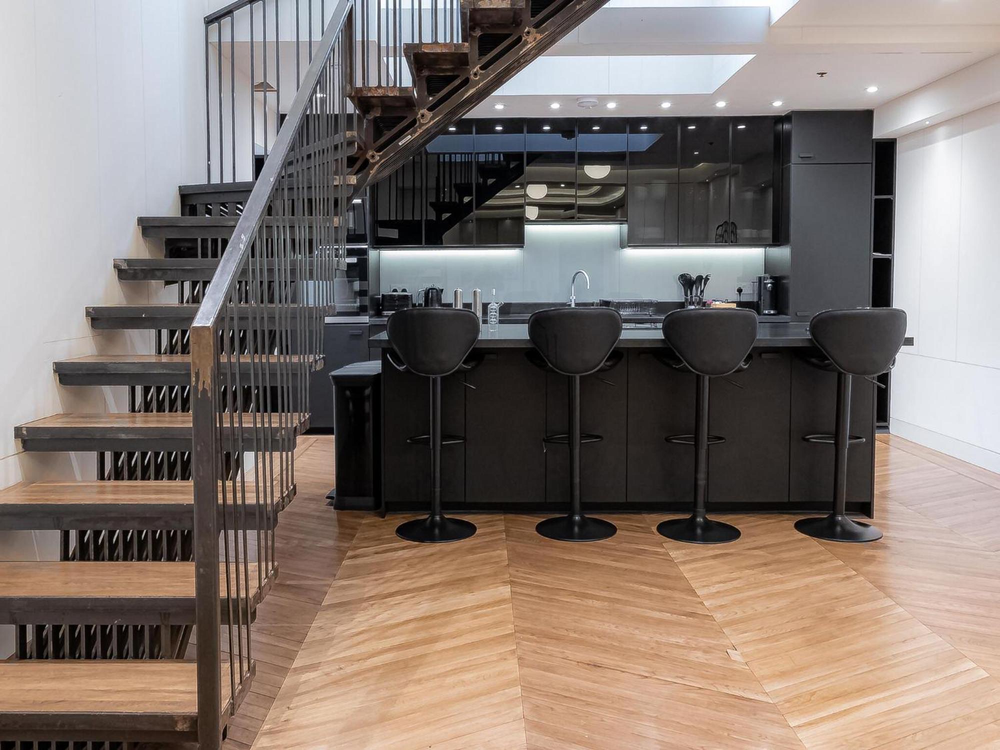 Modern Deluxe Five Bedroom House Near Chalk Farm Station By Belvilla Londen