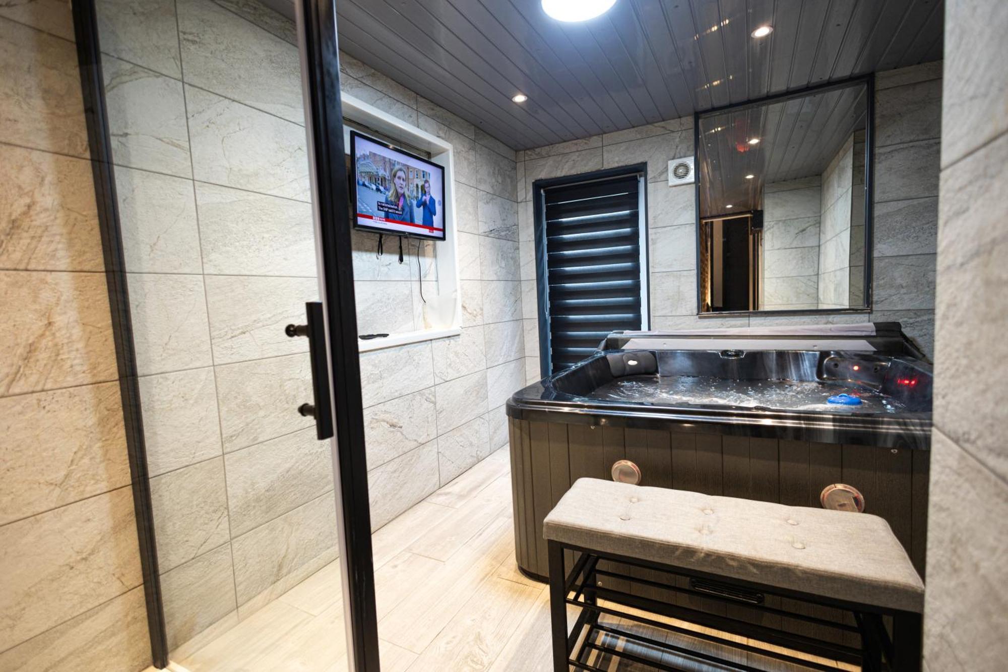 Elegant 1bedroom Flat With Jacuzzi In A Prime Location Lägenhet London