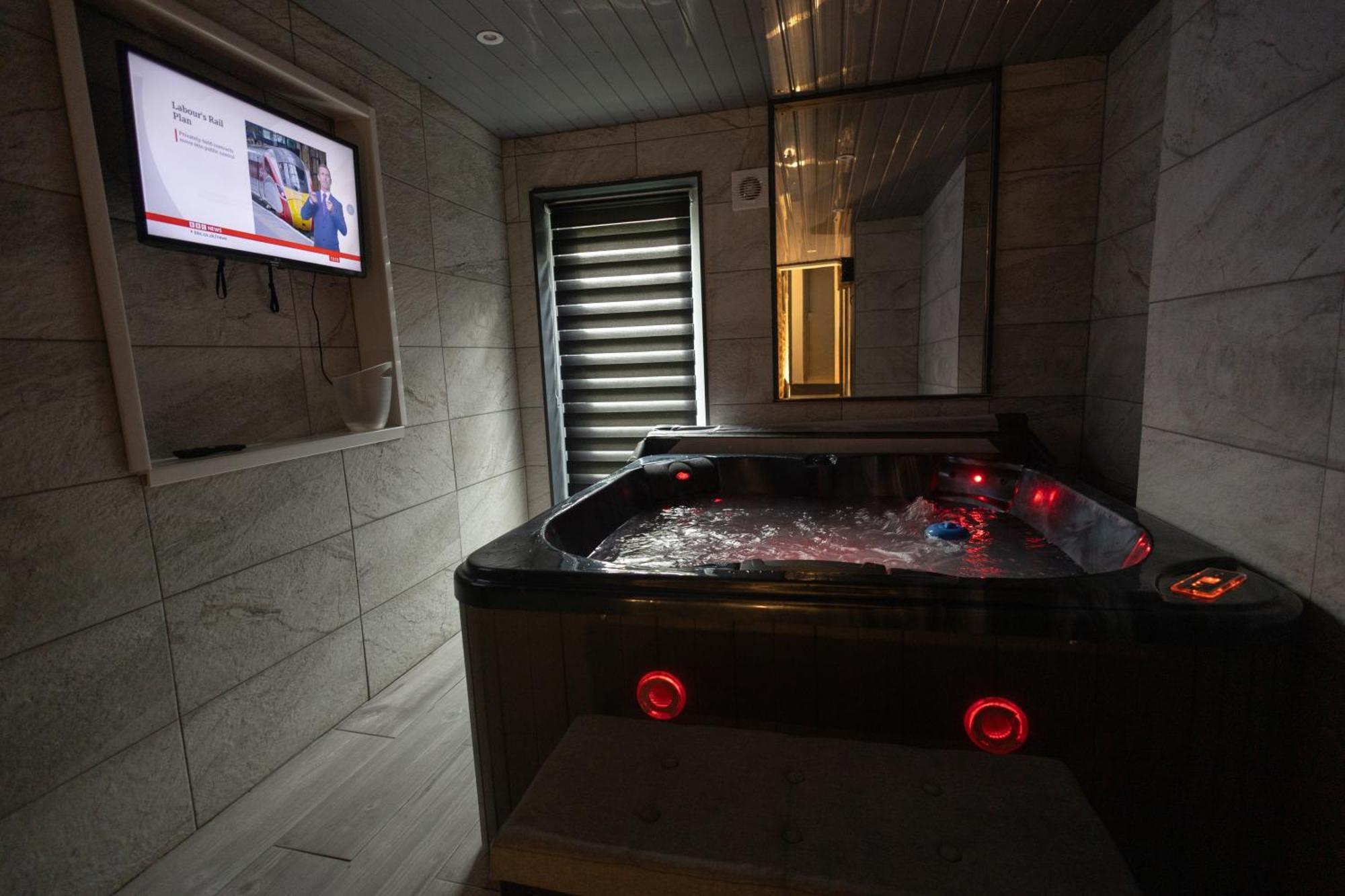 Elegant 1bedroom Flat With Jacuzzi In A Prime Location Lägenhet