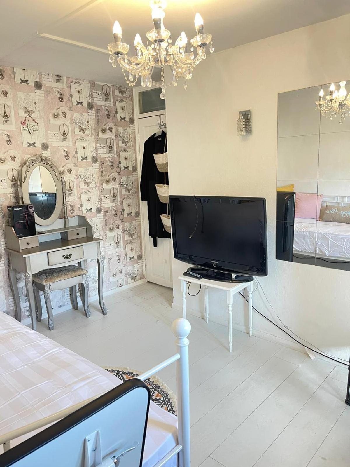 Guest house Happy Place With Kitchenette- Female Only *
