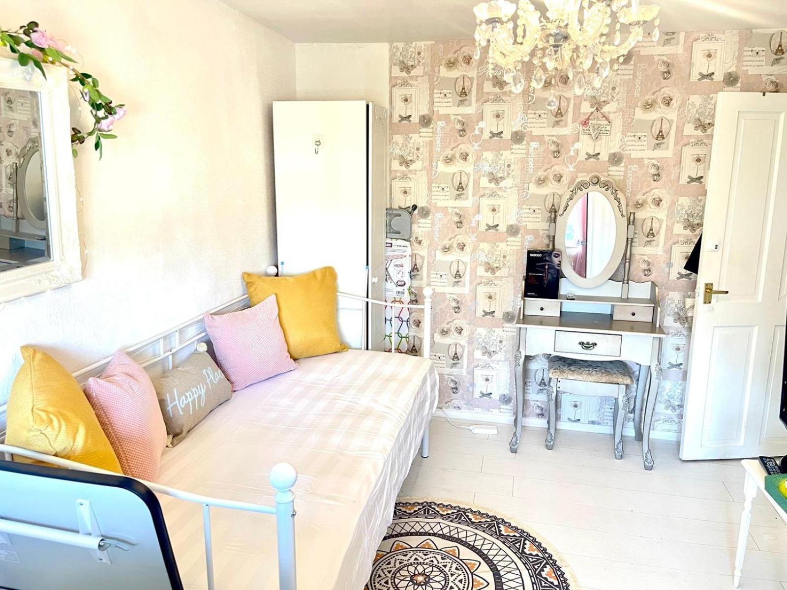 Happy Place With Kitchenette- Female Only Guest house London