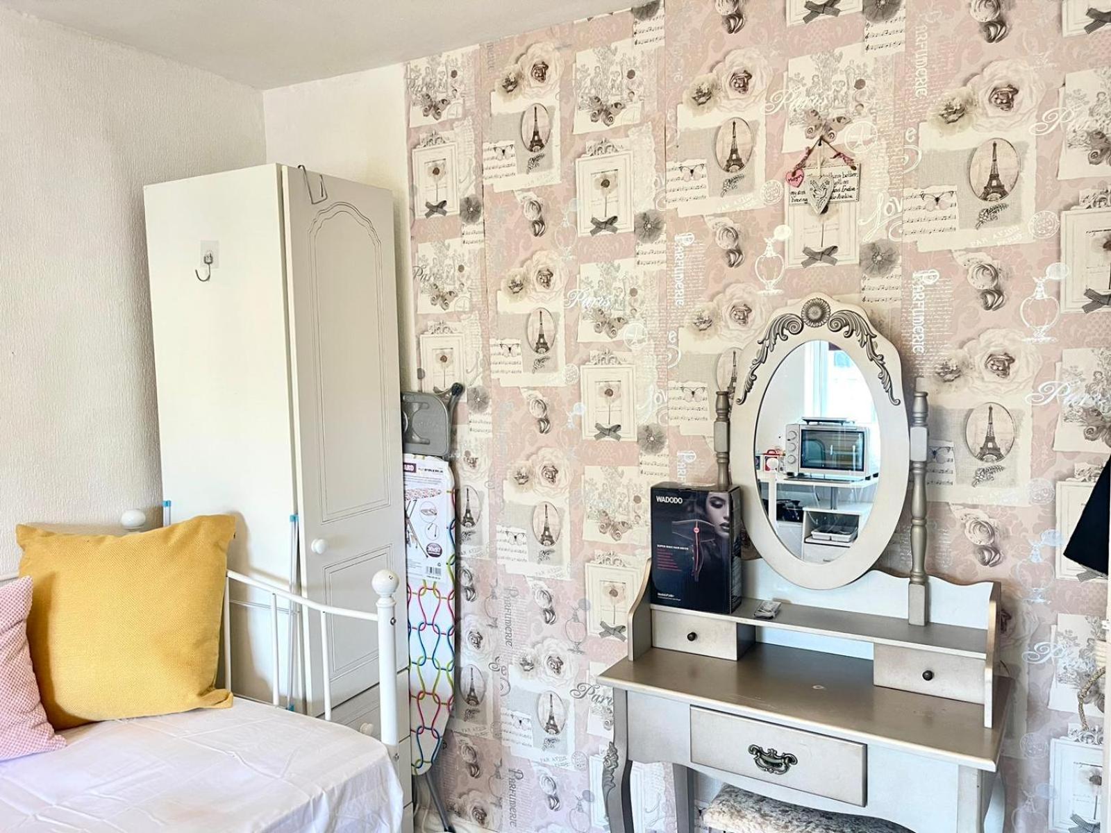 Happy Place With Kitchenette- Female Only * London