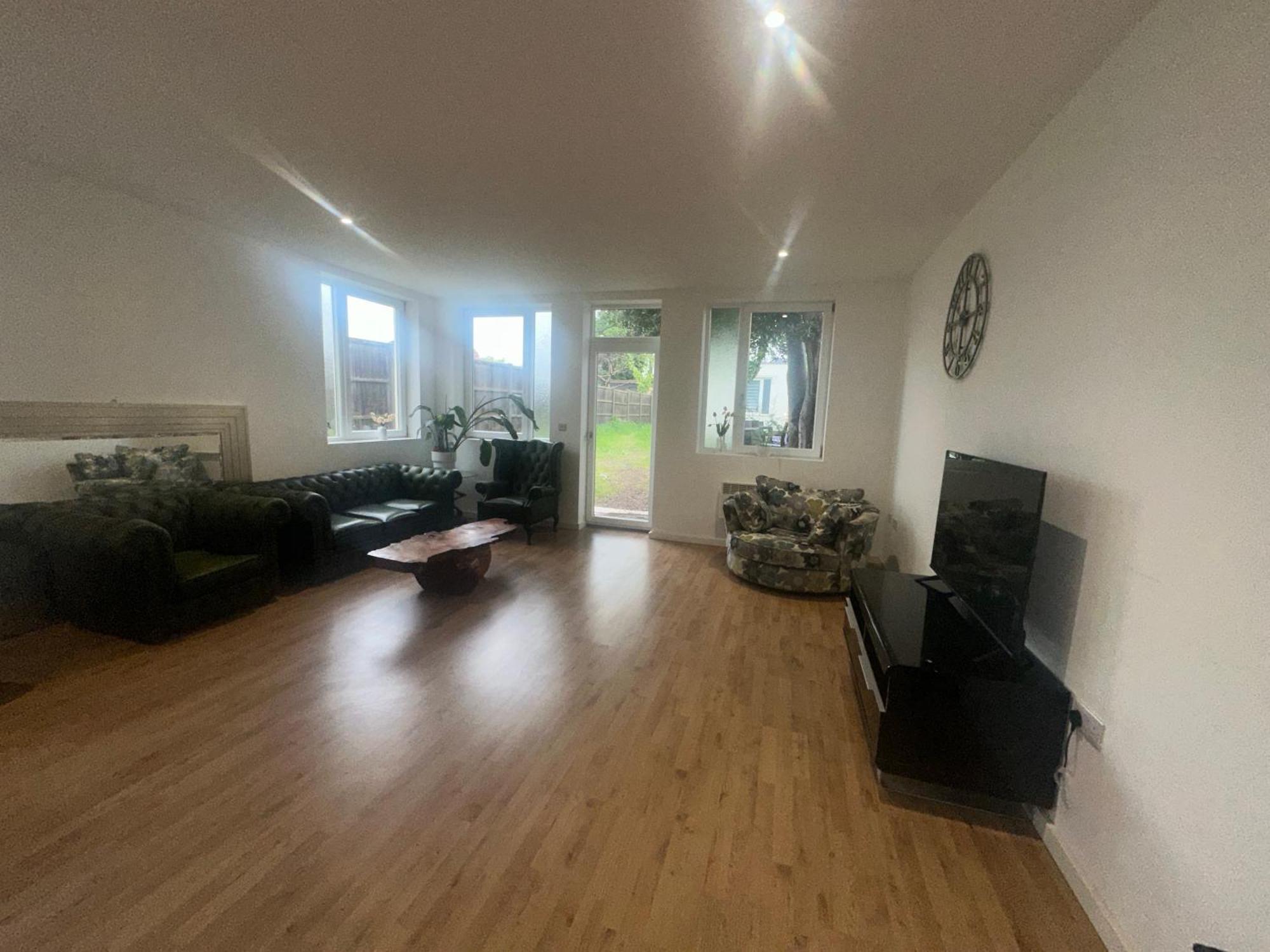 North A Spacious 7 Bedroom House Accommodating Up To 18 People Complete With Own Gym And Table Tennis Londen