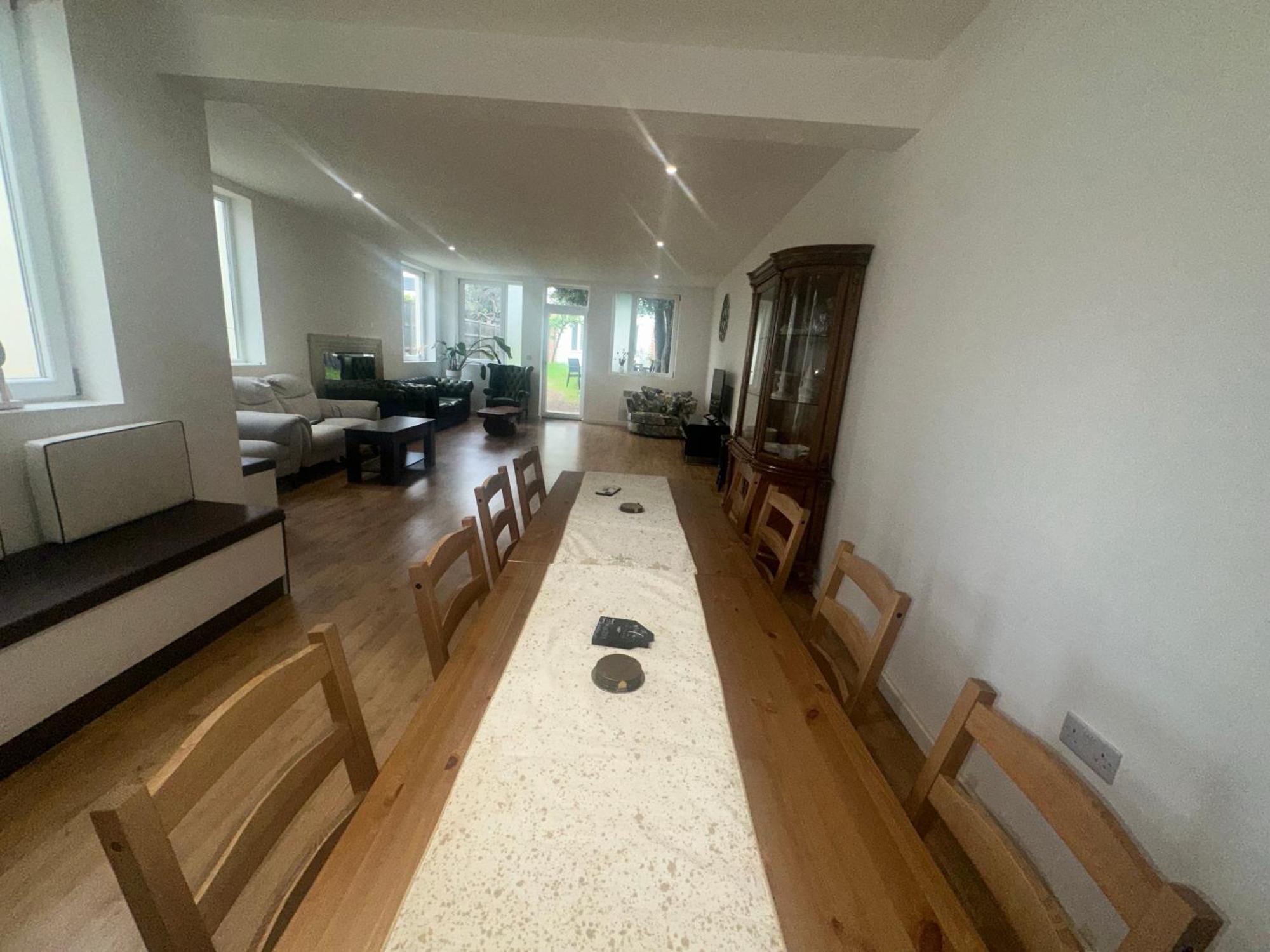 North A Spacious 7 Bedroom House Accommodating Up To 18 People Complete With Own Gym And Table Tennis Londen