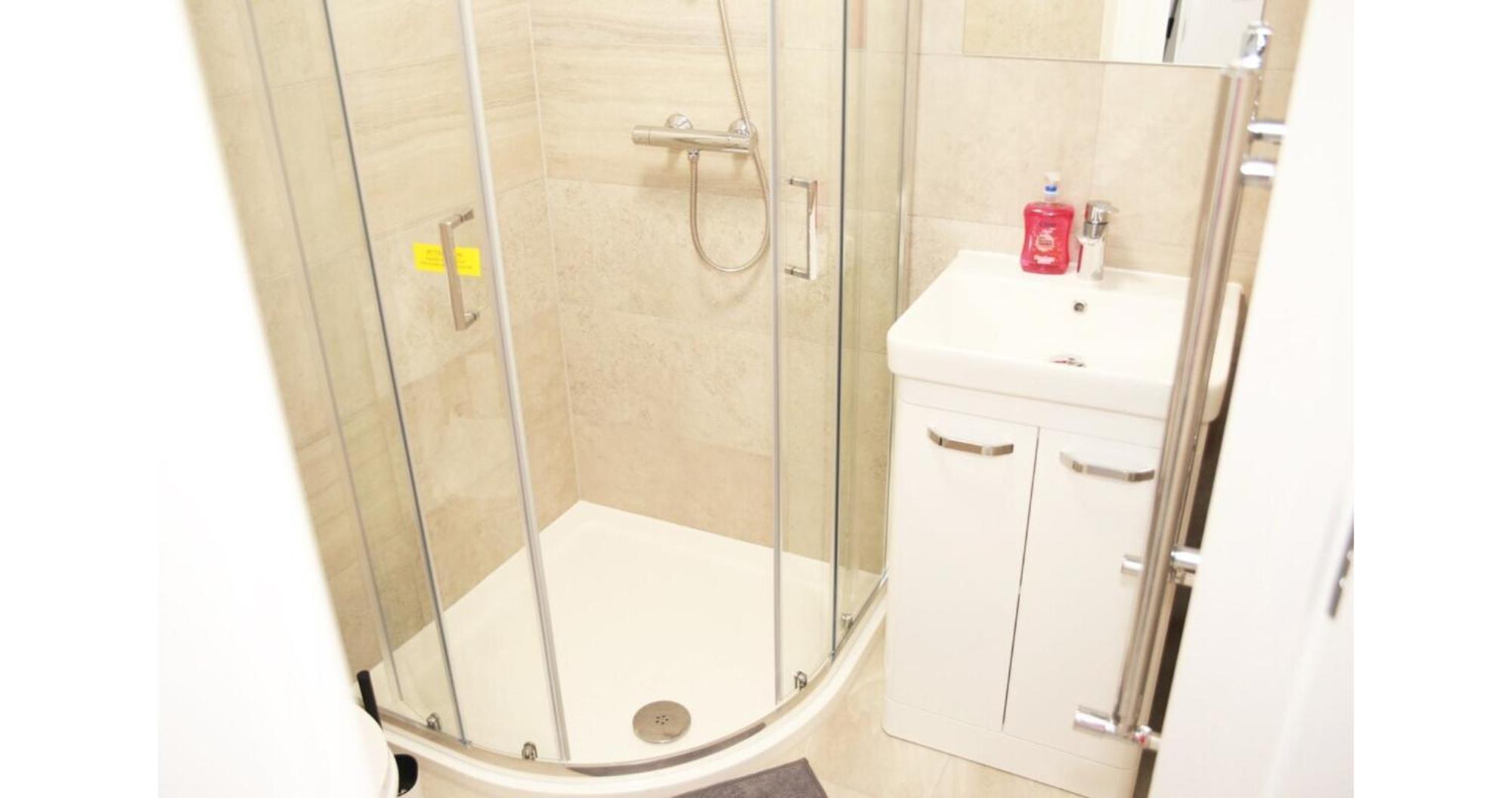 Cricklewood Deluxe Ensuite