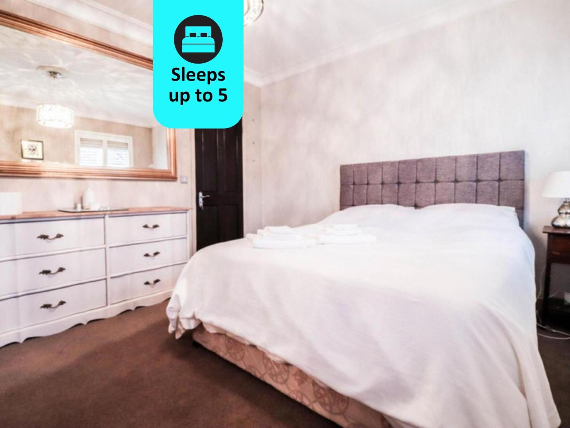 Chic 3-bedroom Family Retreat In Stratford, Fast Internet And Near Shops Holiday home London