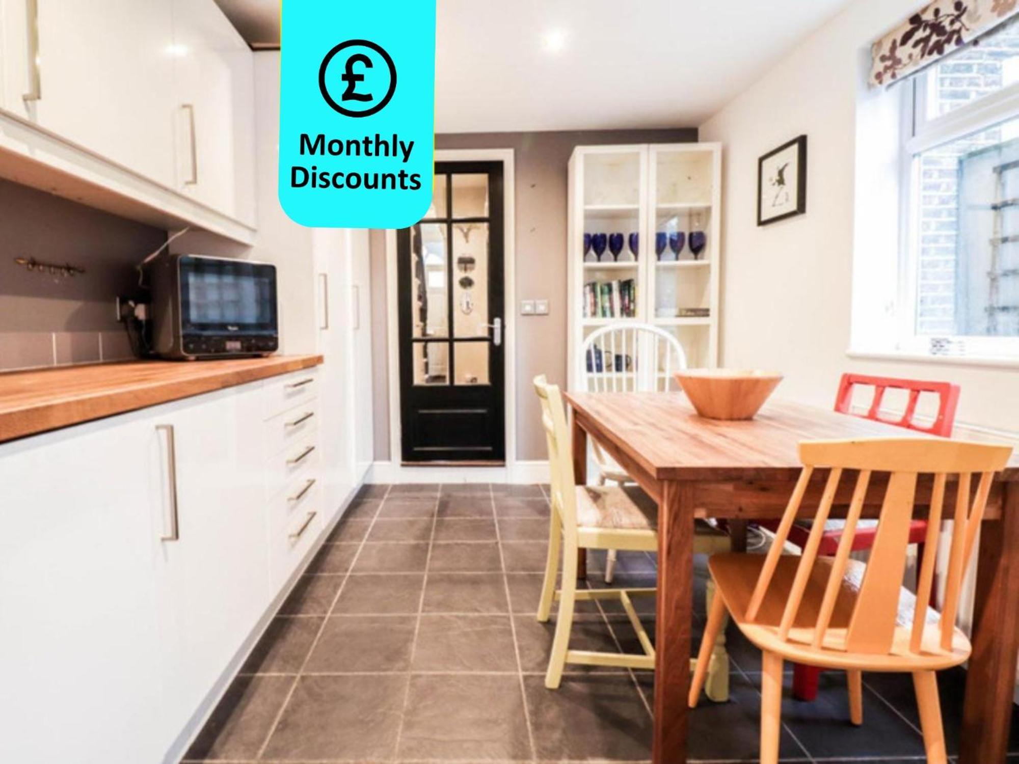 Chic 3-bedroom Family Retreat In Stratford, Fast Internet And Near Shops Holiday home *