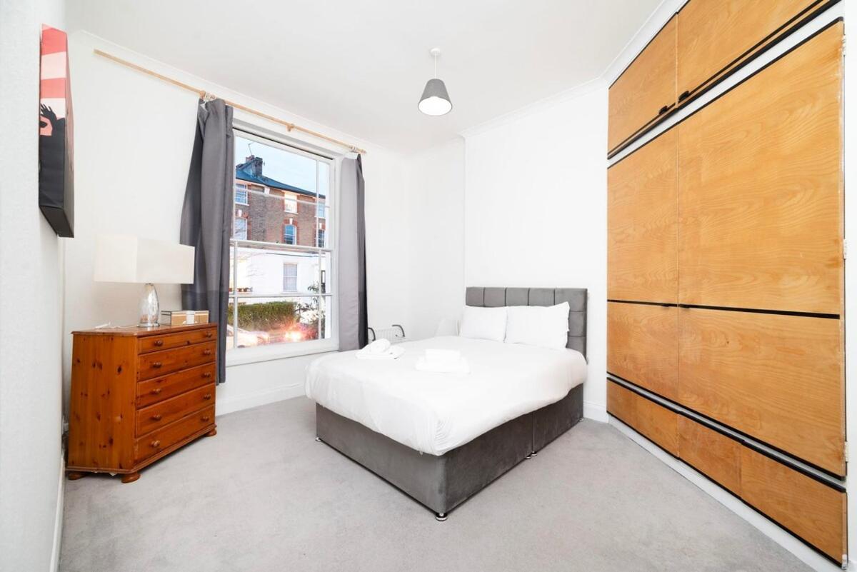 Spacious Minimalist 1br Flat In * Londra