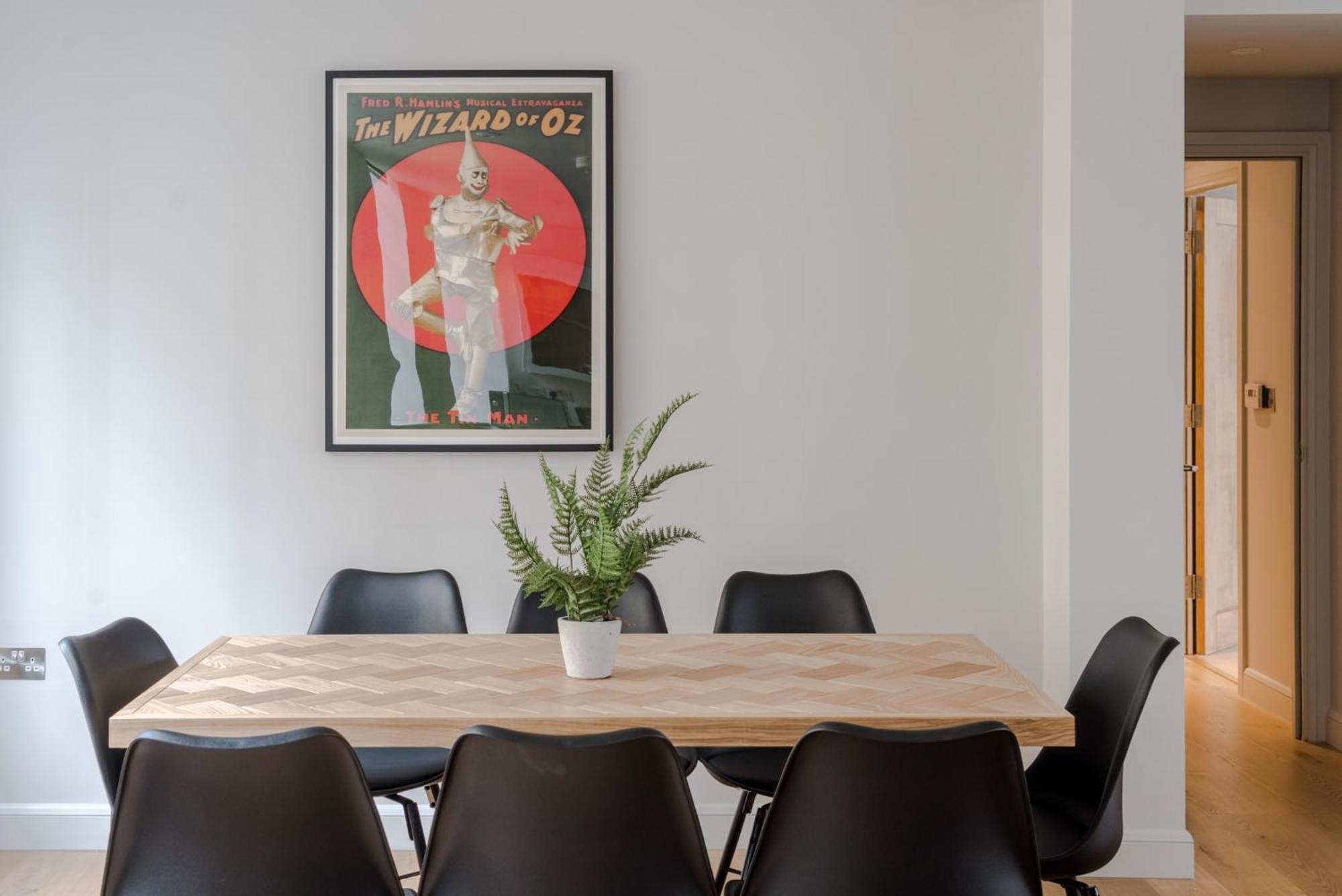 Circus Of Colour - Farringdon - By Frankie Says Apartment