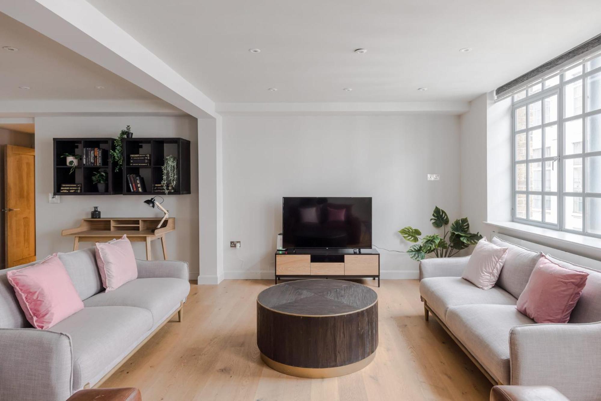 Apartment Circus Of Colour - Farringdon - By Frankie Says London