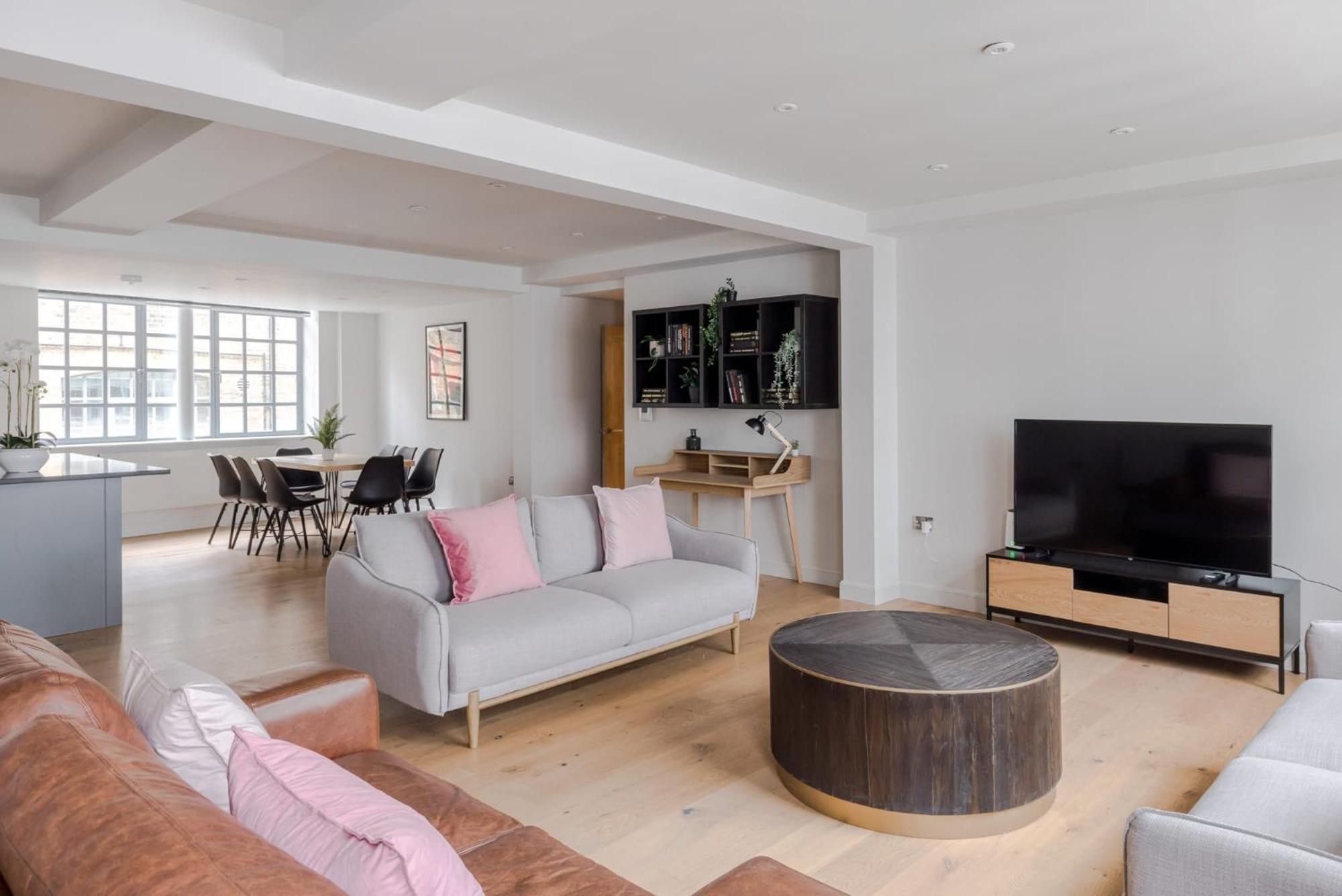 Circus Of Colour - Farringdon - By Frankie Says Apartment London