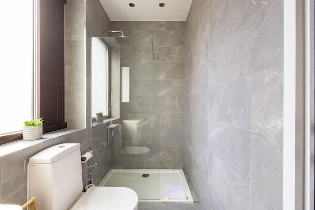 Modern 3 Bedroom Townhouse By Wild Roses Feriehus