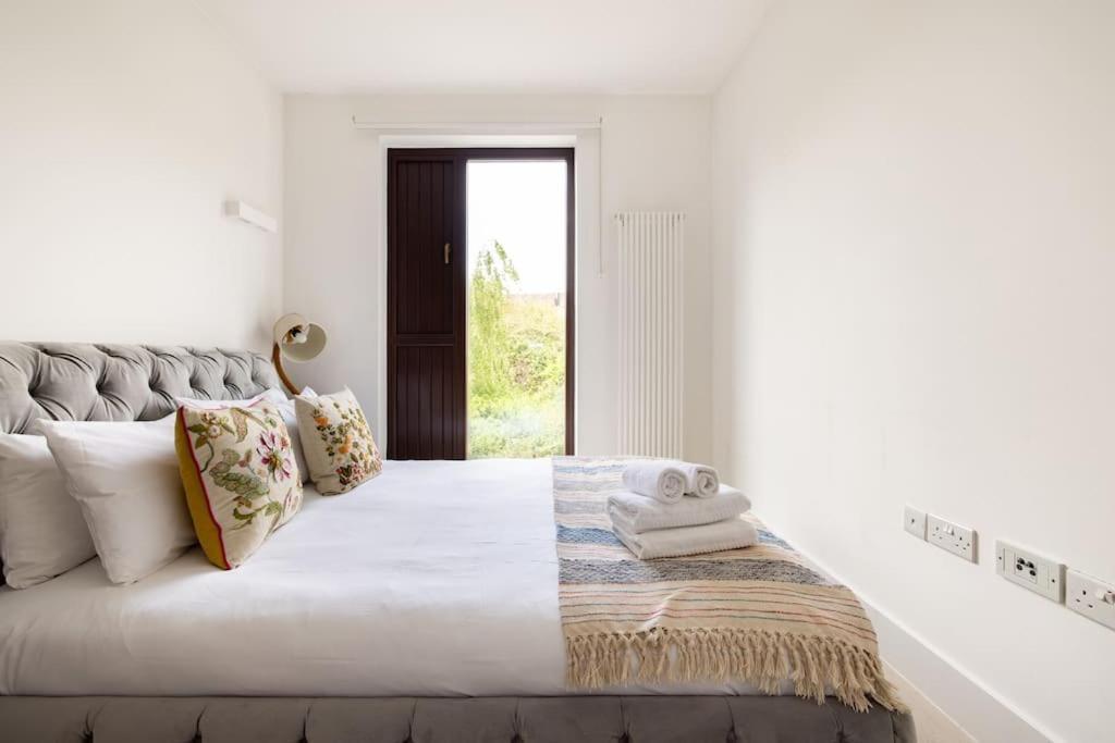 Modern 3 Bedroom Townhouse By Wild Roses Feriehus London