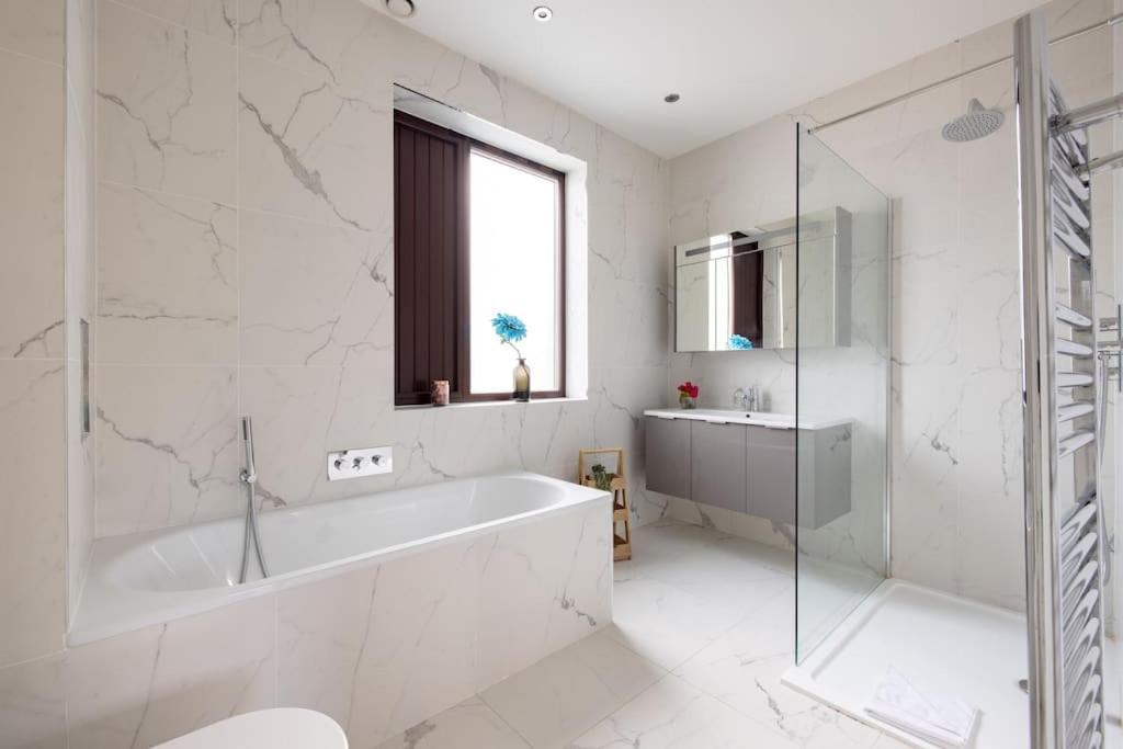 Modern 3 Bedroom Townhouse By Wild Roses Feriehus London