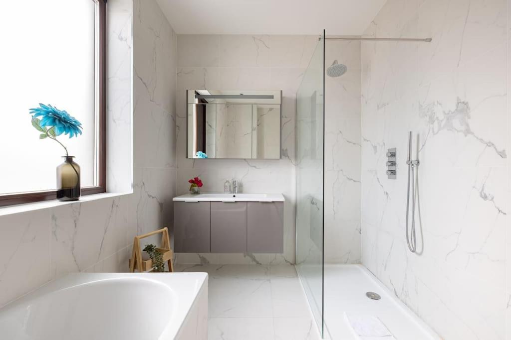 Modern 3 Bedroom Townhouse By Wild Roses Feriehus London
