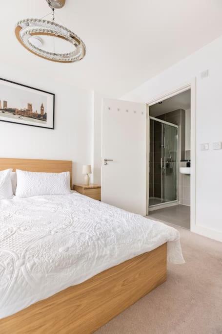 Stylish & Comfortable Top-floor Flat In Harrow * Londen