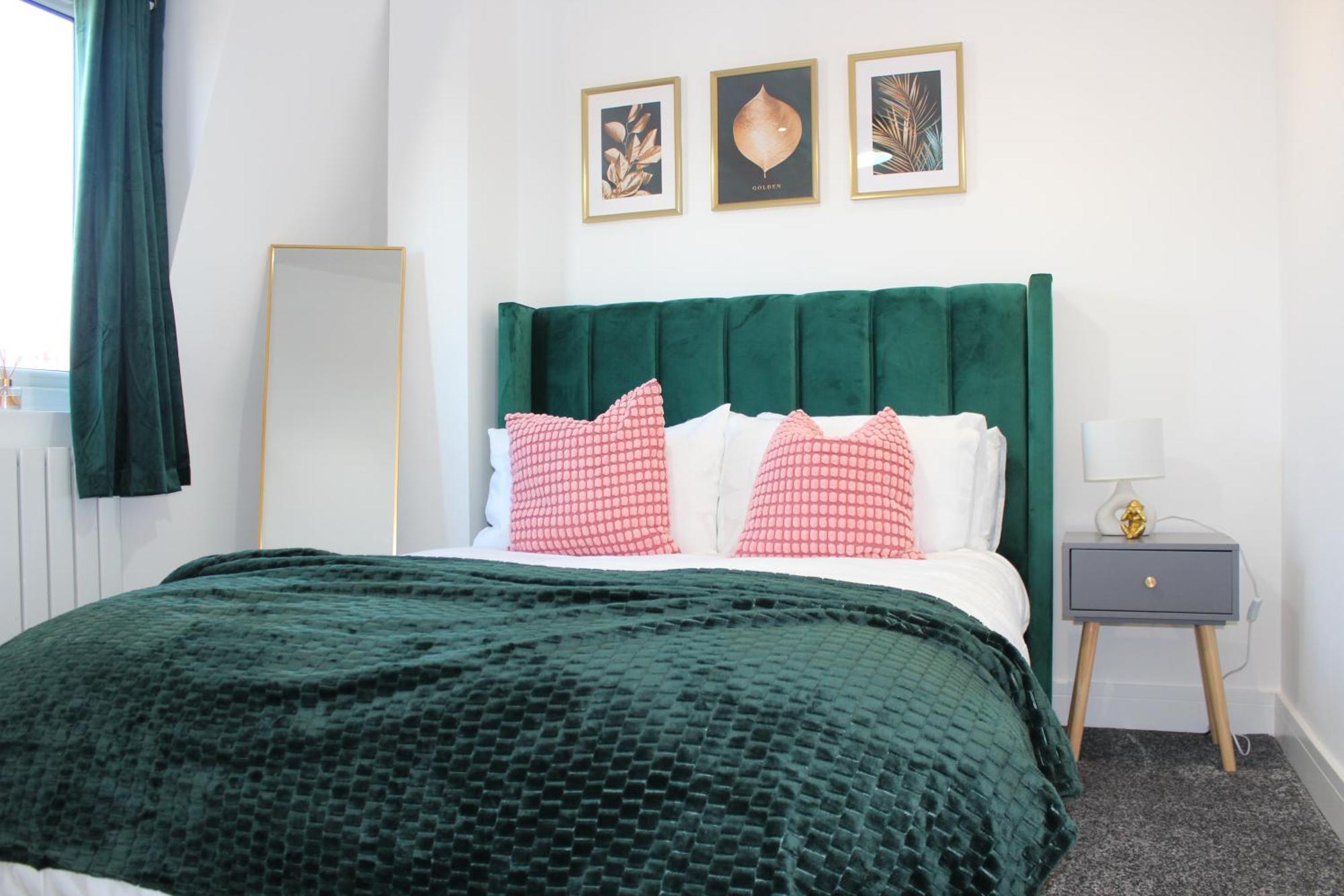 20 Mins To Central London, Stylish Sky Views 2 Bed London