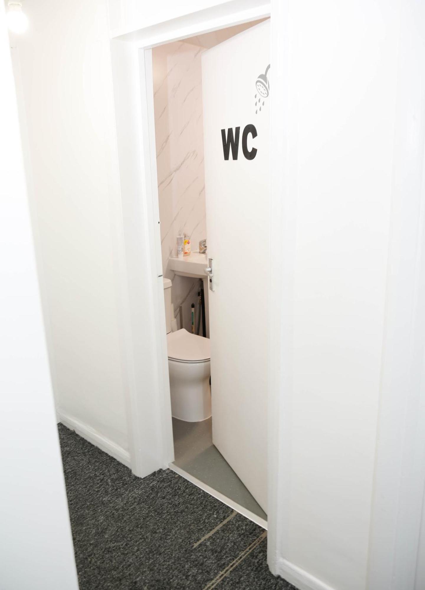 Stylish 1-minute Walk To Camden Town Metro, Shops, Cafes, Bars & Restaurants With Shared Bathrooms Rum i privatbostad