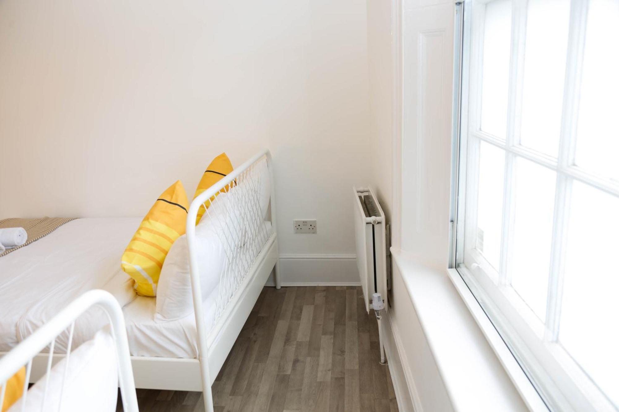 Stylish 1-minute Walk To Camden Town Metro, Shops, Cafes, Bars & Restaurants With Shared Bathrooms *