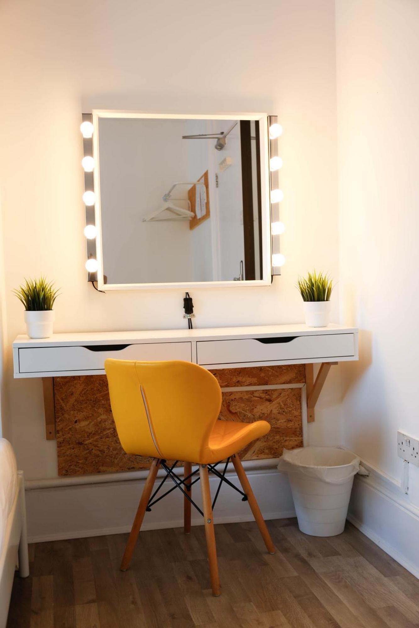 Stylish 1-minute Walk To Camden Town Metro, Shops, Cafes, Bars & Restaurants With Shared Bathrooms London