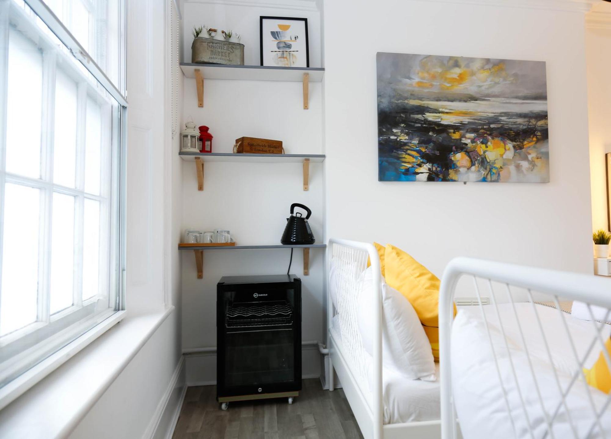 Stylish 1-minute Walk To Camden Town Metro, Shops, Cafes, Bars & Restaurants With Shared Bathrooms Rum i privatbostad