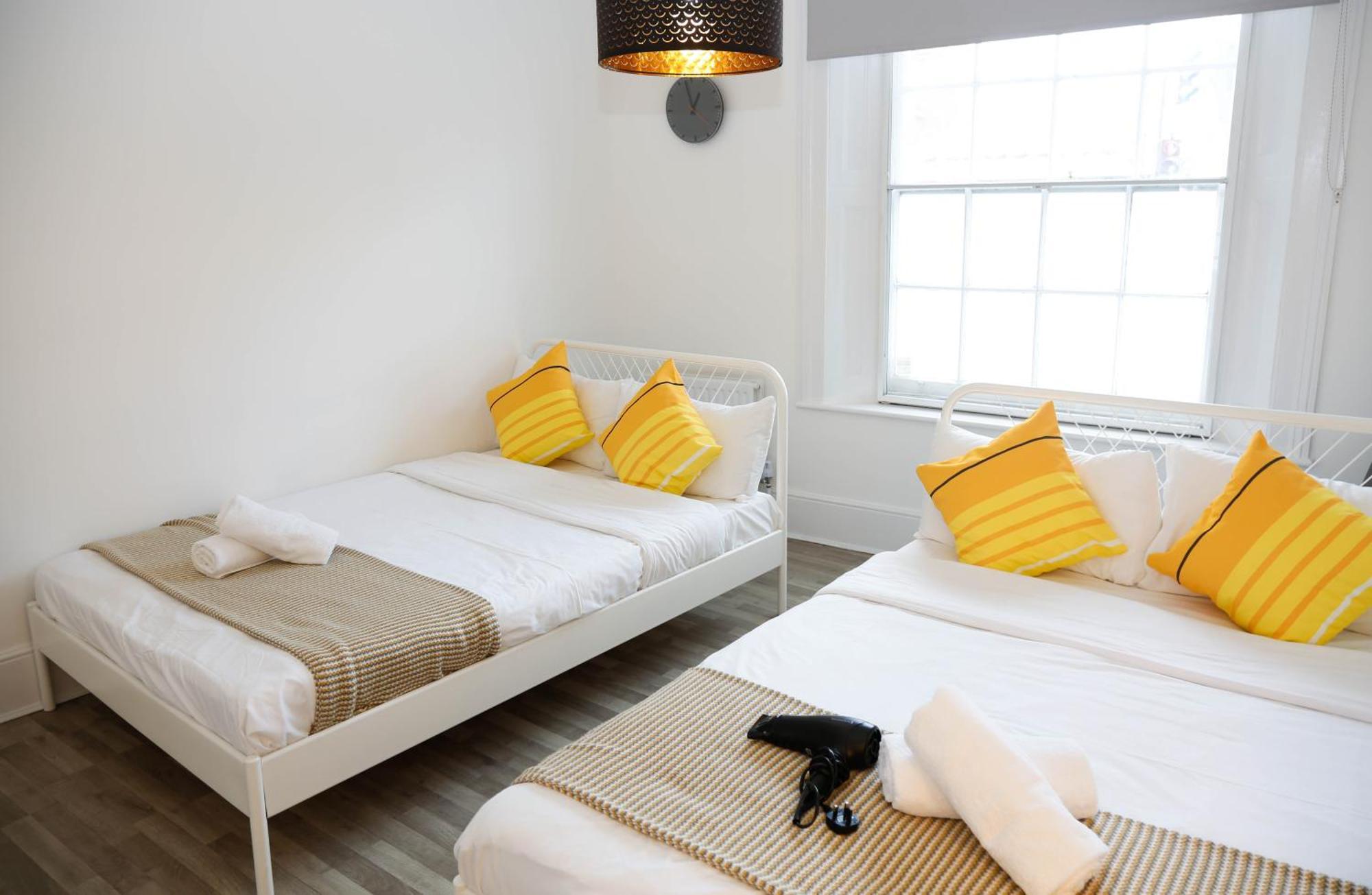 Stylish 1-minute Walk To Camden Town Metro, Shops, Cafes, Bars & Restaurants With Shared Bathrooms Rum i privatbostad London