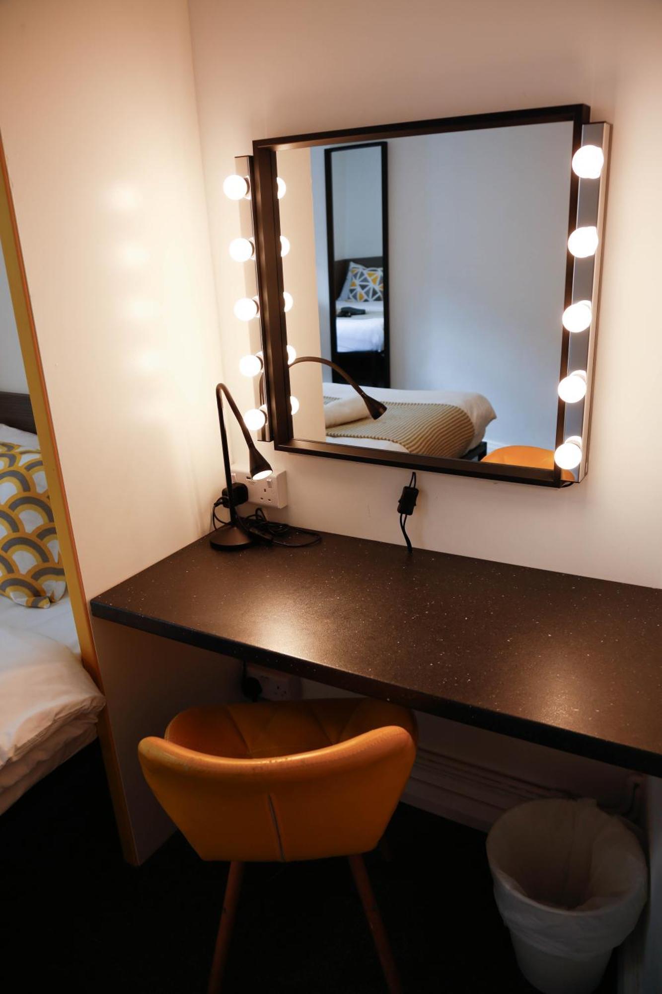 Rum i privatbostad Stylish 1-minute Walk To Camden Town Metro, Shops, Cafes, Bars & Restaurants With Shared Bathrooms London