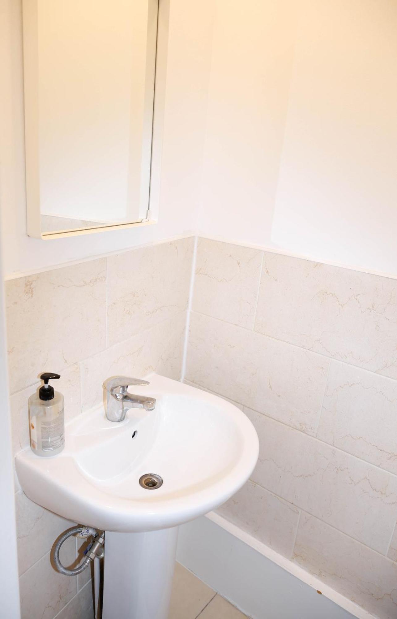 Stylish 1-minute Walk To Camden Town Metro, Shops, Cafes, Bars & Restaurants With Shared Bathrooms London
