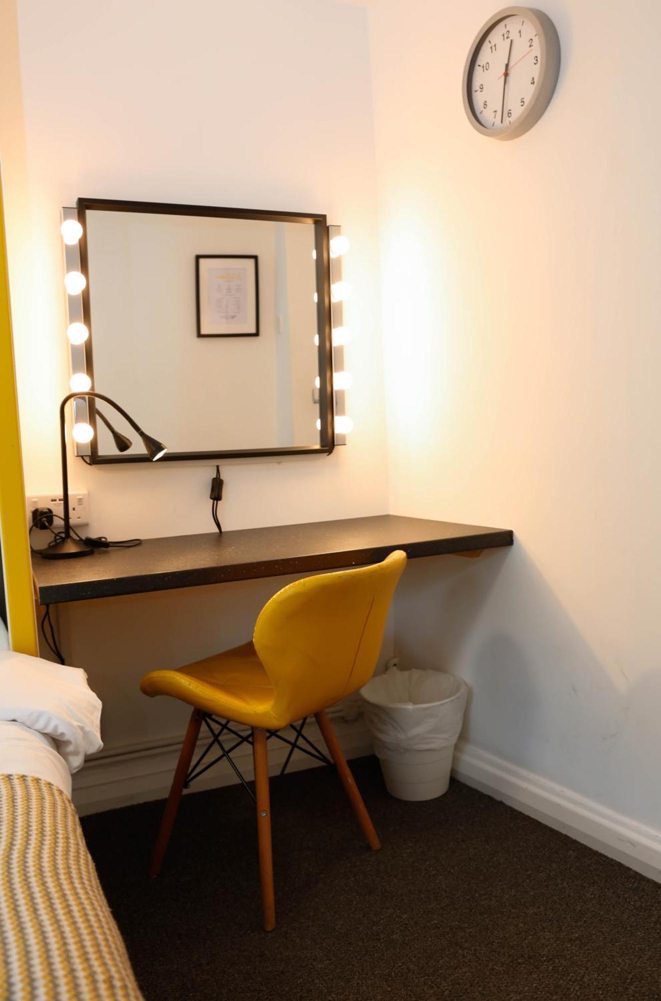 Rum i privatbostad Stylish 1-minute Walk To Camden Town Metro, Shops, Cafes, Bars & Restaurants With Shared Bathrooms