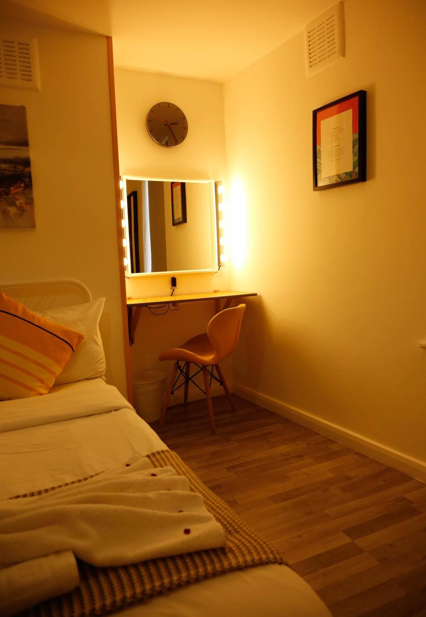 Rum i privatbostad Stylish 1-minute Walk To Camden Town Metro, Shops, Cafes, Bars & Restaurants With Shared Bathrooms London