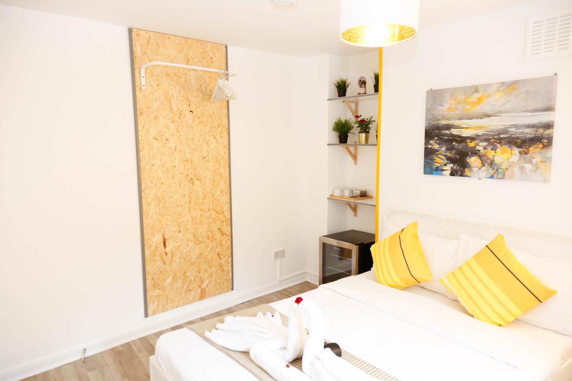 Rum i privatbostad Stylish 1-minute Walk To Camden Town Metro, Shops, Cafes, Bars & Restaurants With Shared Bathrooms London