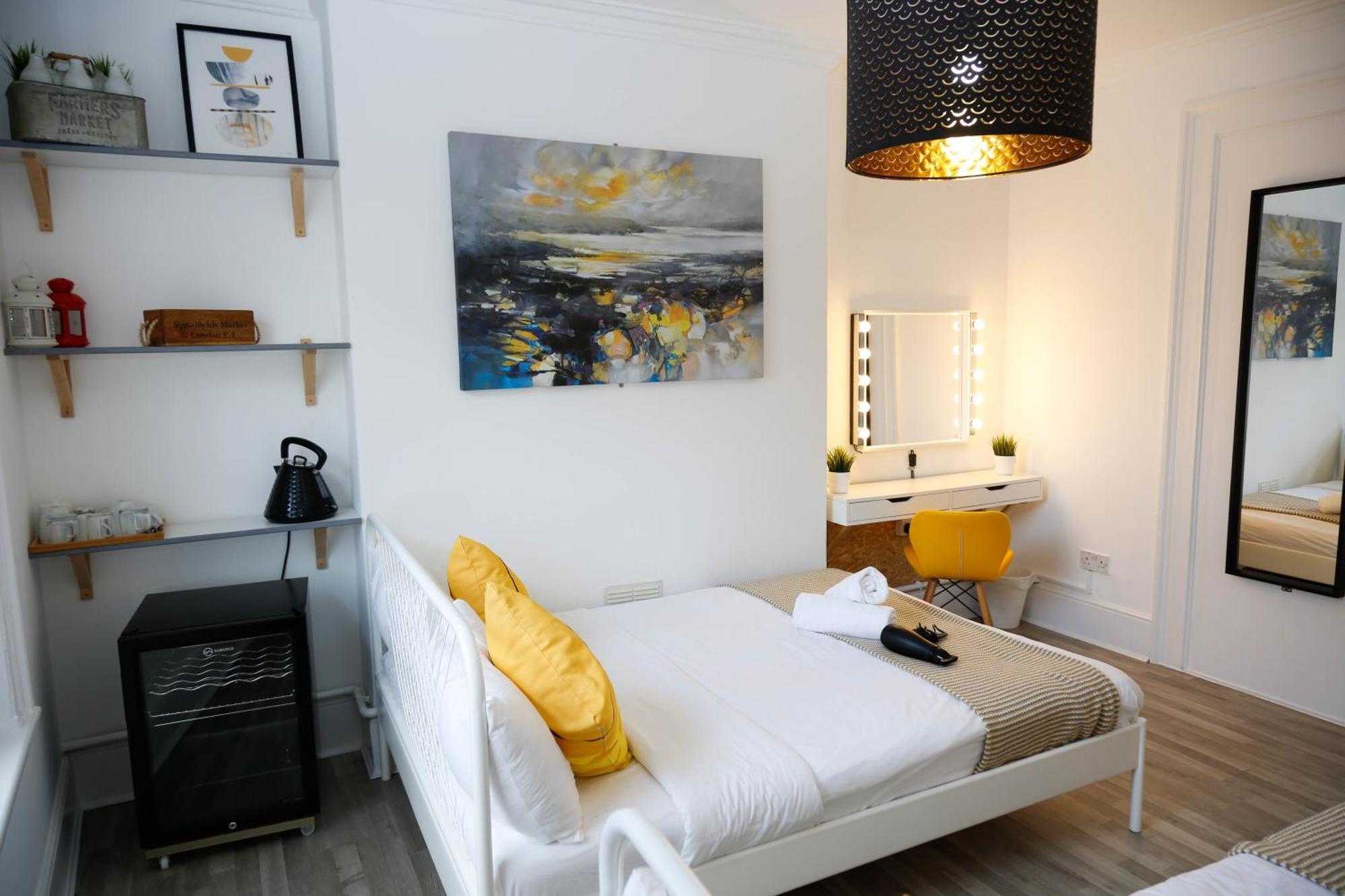 Rum i privatbostad Stylish 1-minute Walk To Camden Town Metro, Shops, Cafes, Bars & Restaurants With Shared Bathrooms *