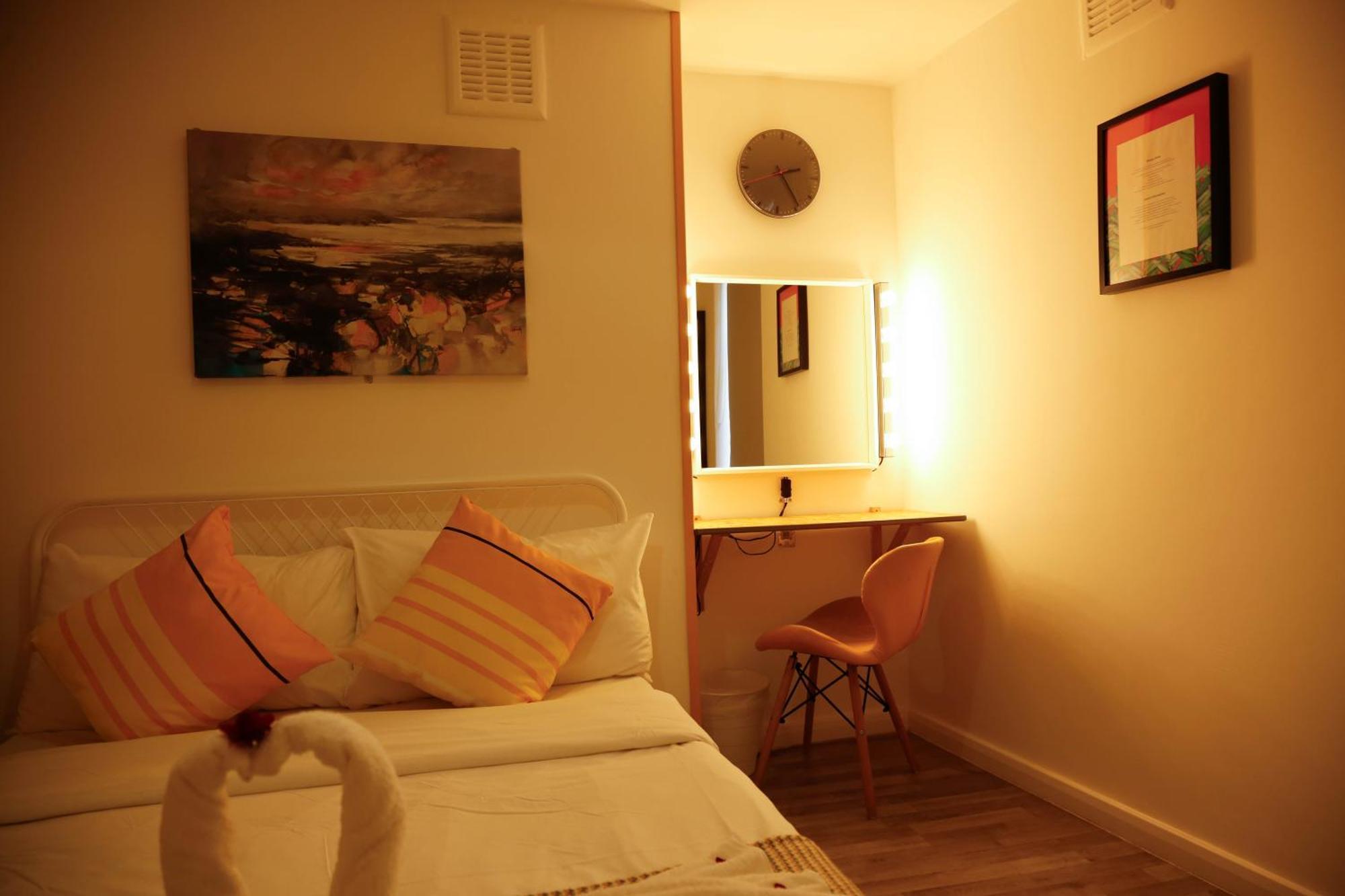 Stylish 1-minute Walk To Camden Town Metro, Shops, Cafes, Bars & Restaurants With Shared Bathrooms London