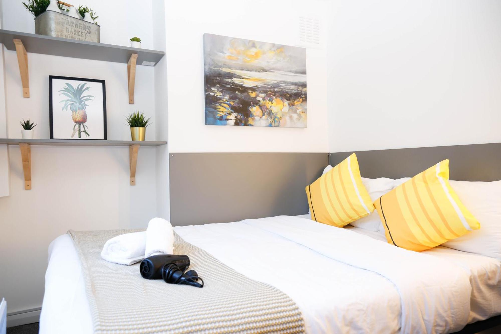 Stylish 1-minute Walk To Camden Town Metro, Shops, Cafes, Bars & Restaurants With Shared Bathrooms Rum i privatbostad
