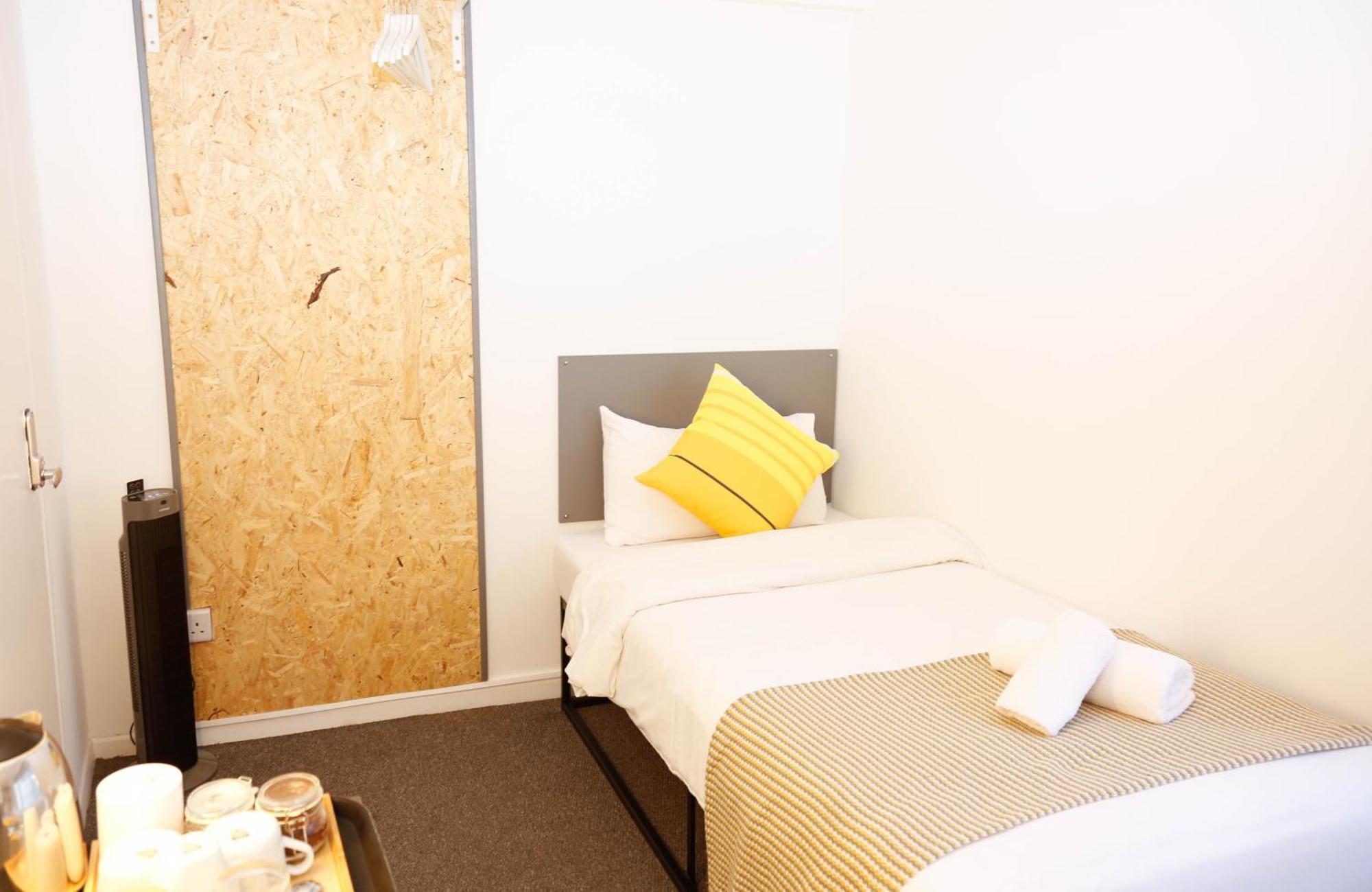 Stylish 1-minute Walk To Camden Town Metro, Shops, Cafes, Bars & Restaurants With Shared Bathrooms Rum i privatbostad London