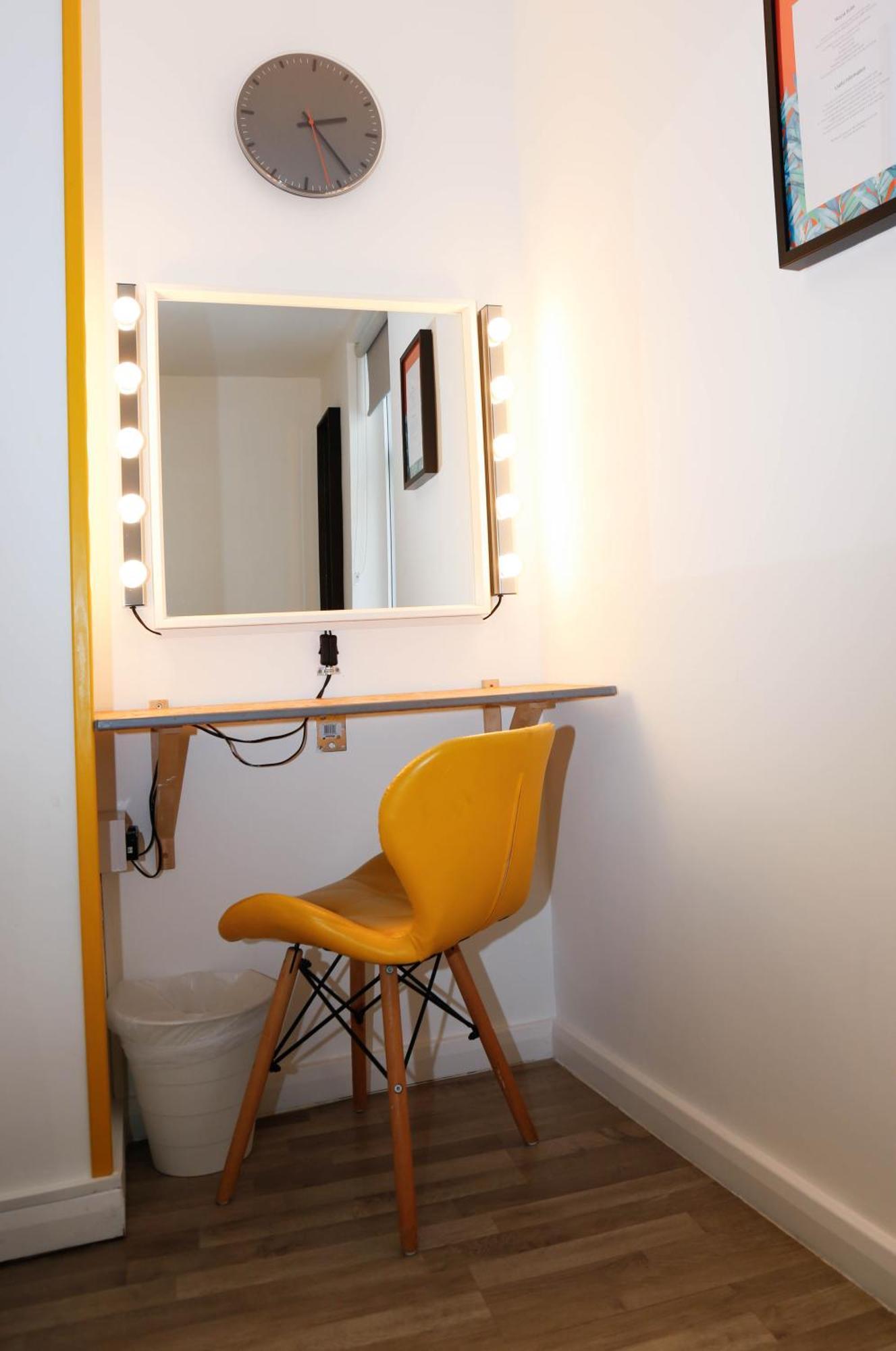 Stylish 1-minute Walk To Camden Town Metro, Shops, Cafes, Bars & Restaurants With Shared Bathrooms *
