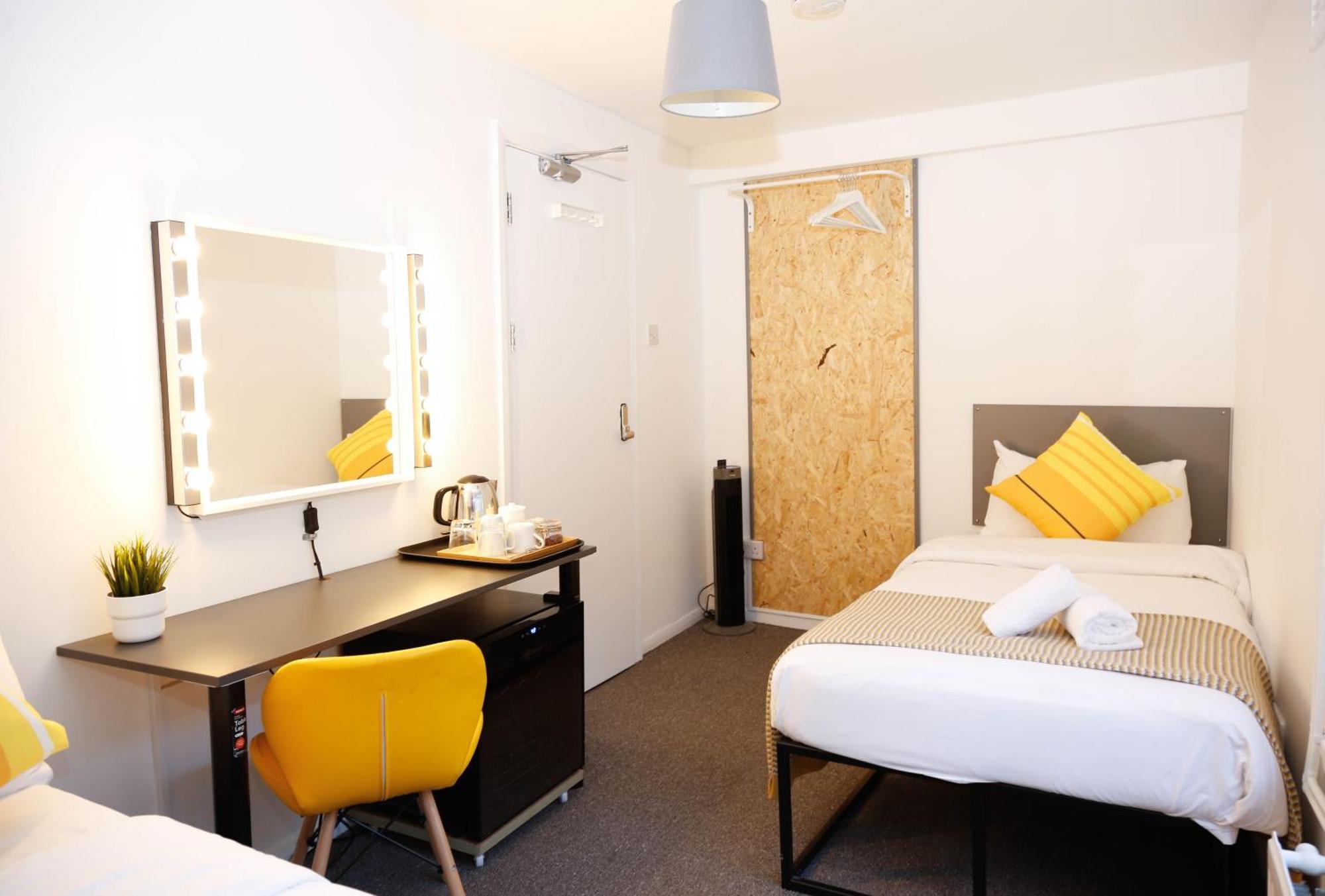Stylish 1-minute Walk To Camden Town Metro, Shops, Cafes, Bars & Restaurants With Shared Bathrooms Rum i privatbostad London