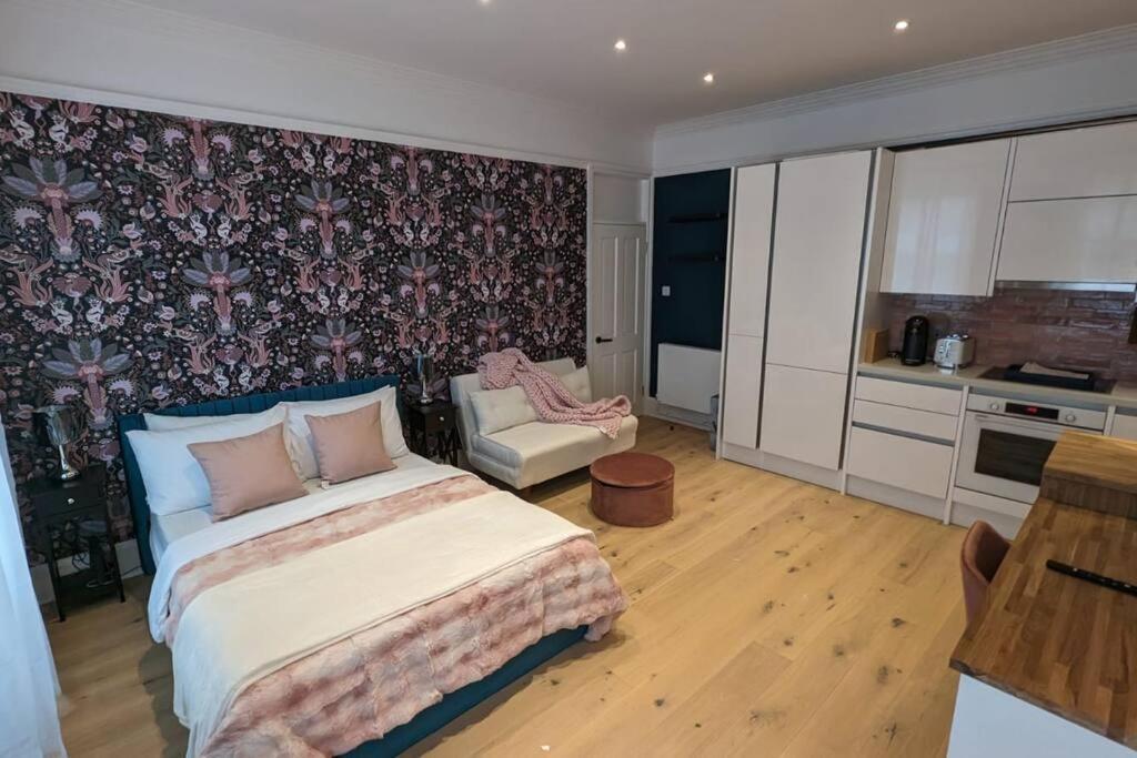 Brand New! Quirky Symphony Luxury Design Studio