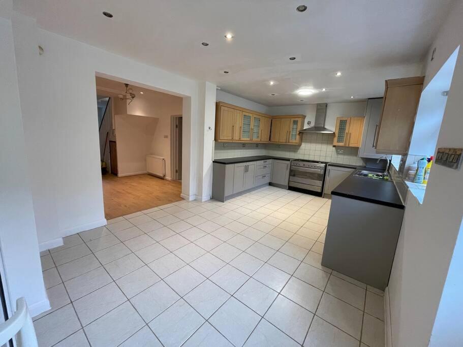 Leilighet Modern Spacious 4-bed House London