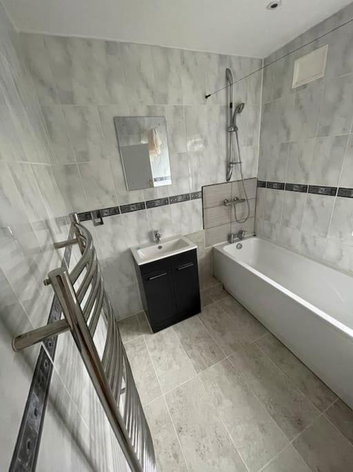 Modern Spacious 4-bed House * London