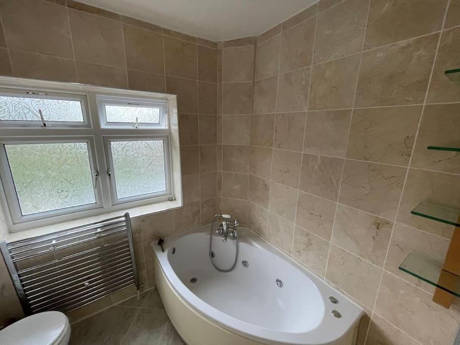 Modern Spacious 4-bed House Leilighet London