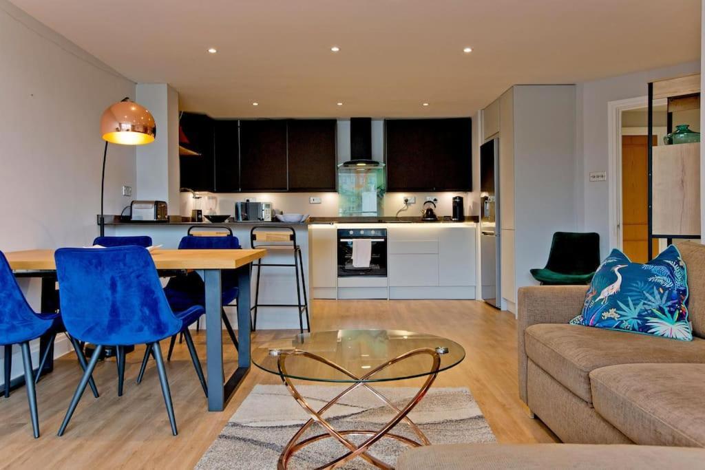 Stylish 2bed Riverside With A Balcony Appartamento *