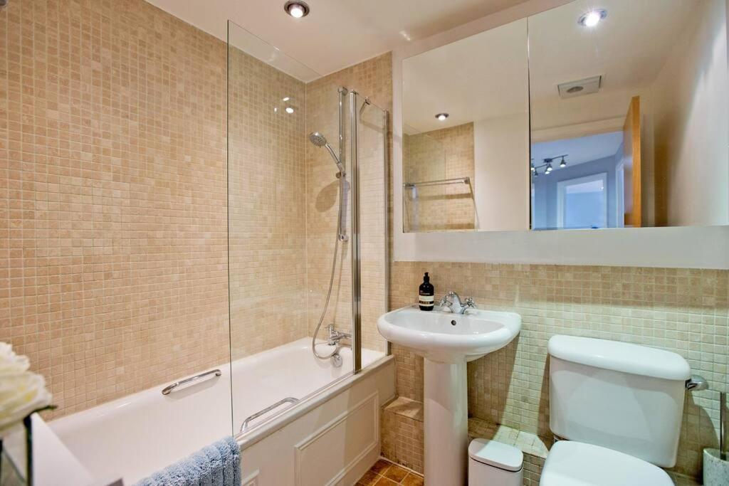 Stylish 2bed Riverside With A Balcony Londra