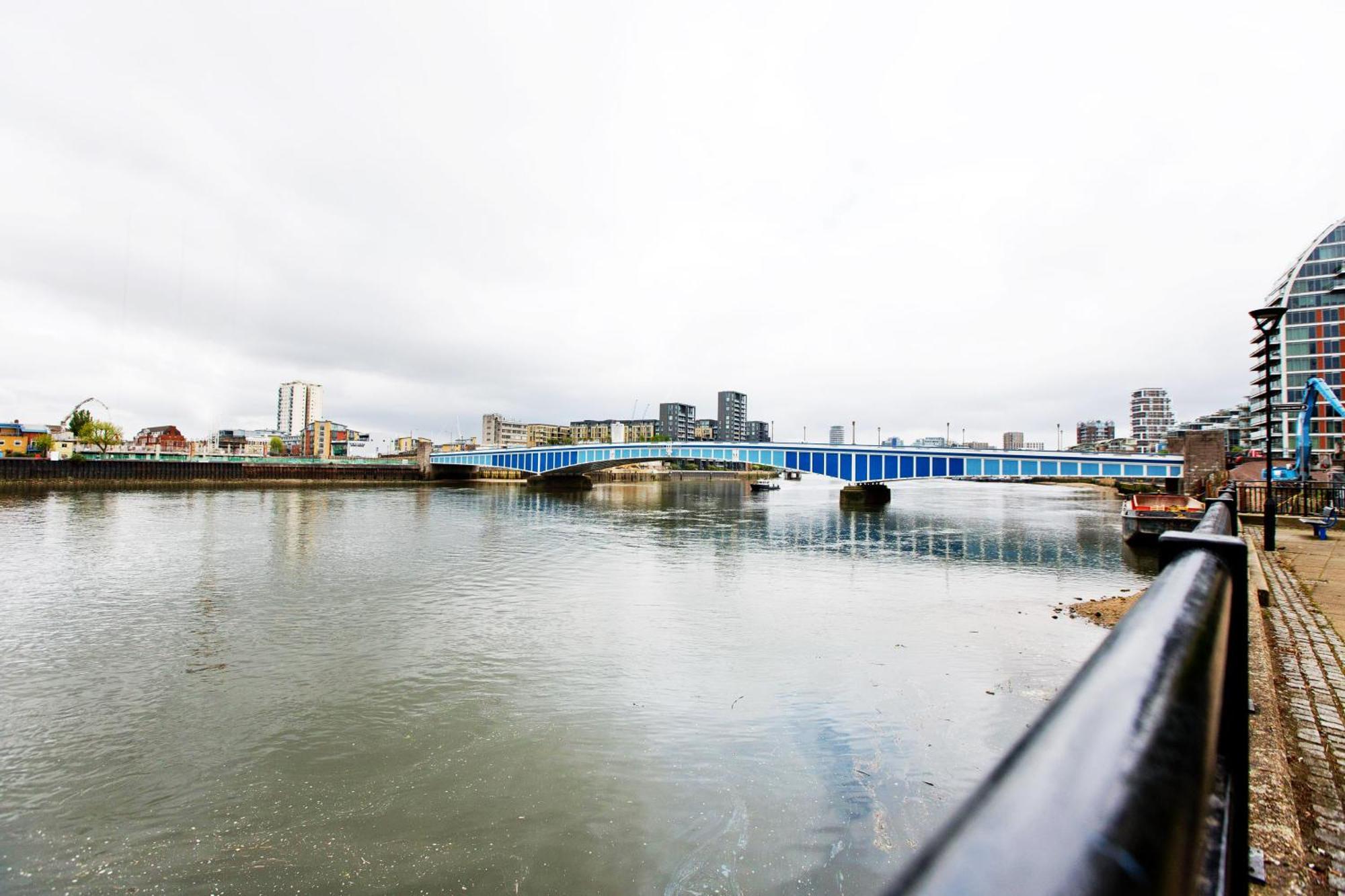 Stylish 2bed Riverside With A Balcony Appartamento *