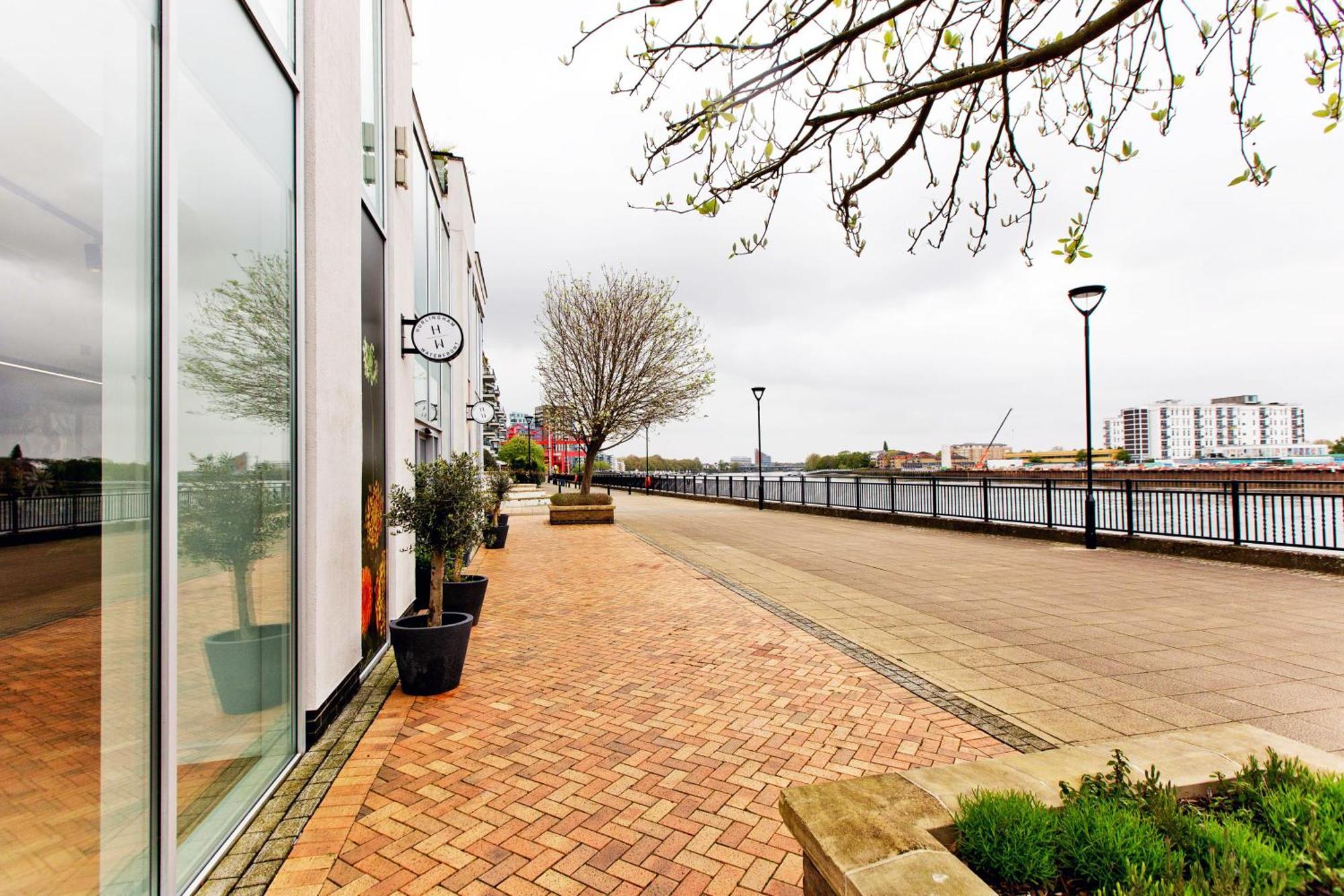 Stylish 2bed Riverside With A Balcony Londra