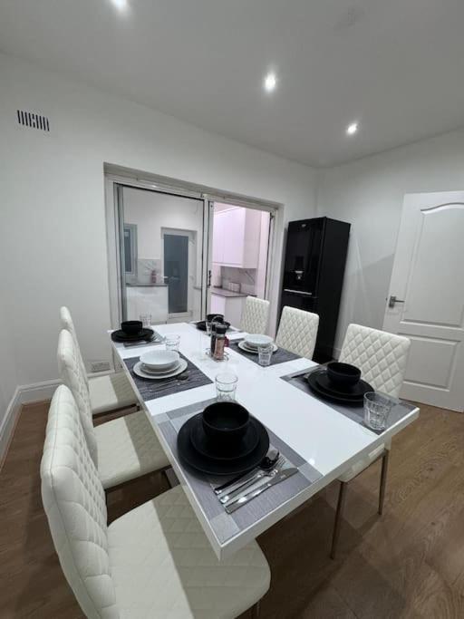 Elegant Living, 3 Bedroom Modern House * Londen